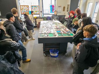 Betriebsleiter Lars Pick führte die Auszubildenden der Glasfachschule NRW durch die Glasmalereiwerkstatt Oidtmann.